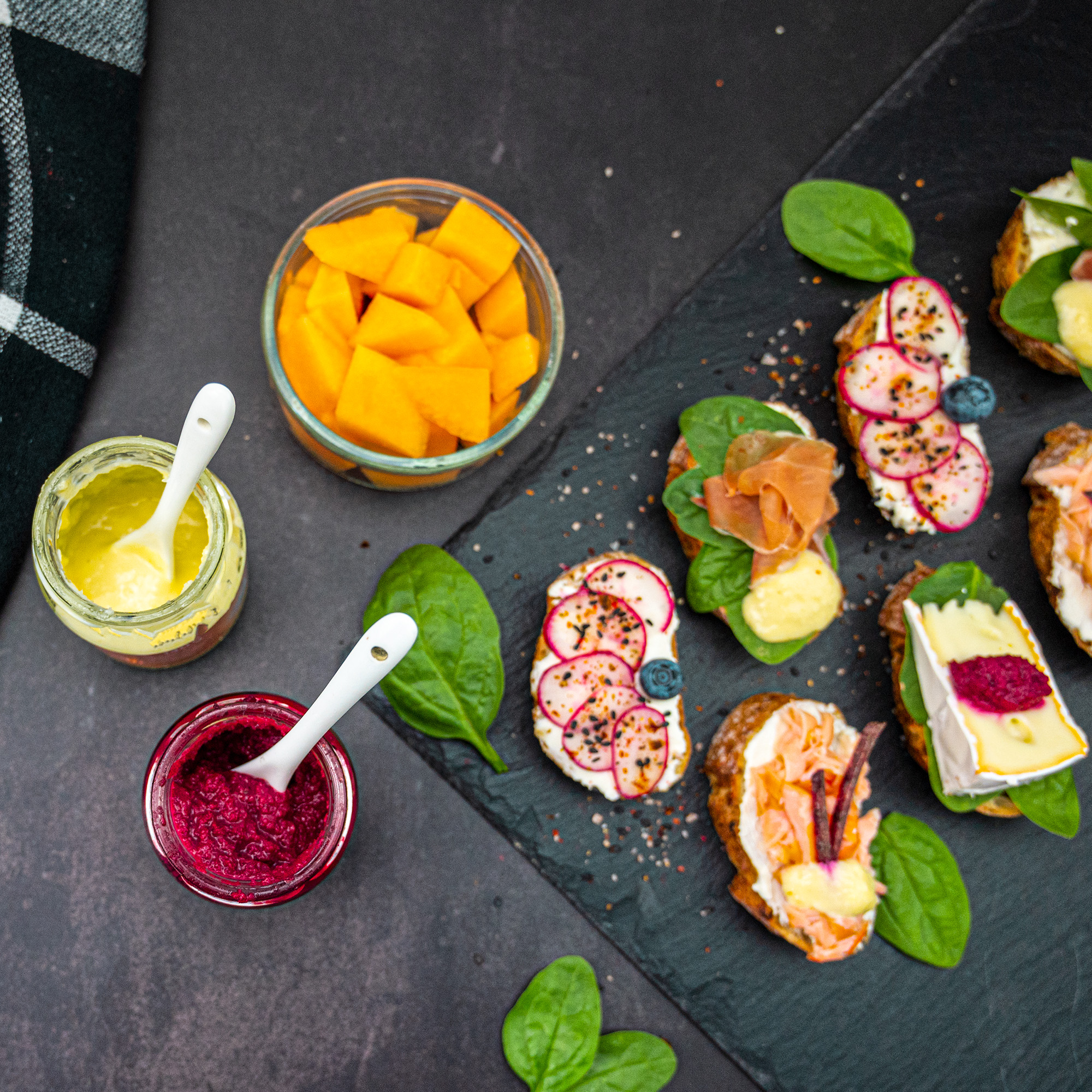 Sahne-Meerrettich-Rote-Bete-Canapes Meerrettich mit Roter Bete für Häppchen. Snacks, Wurst- und Käseplatten