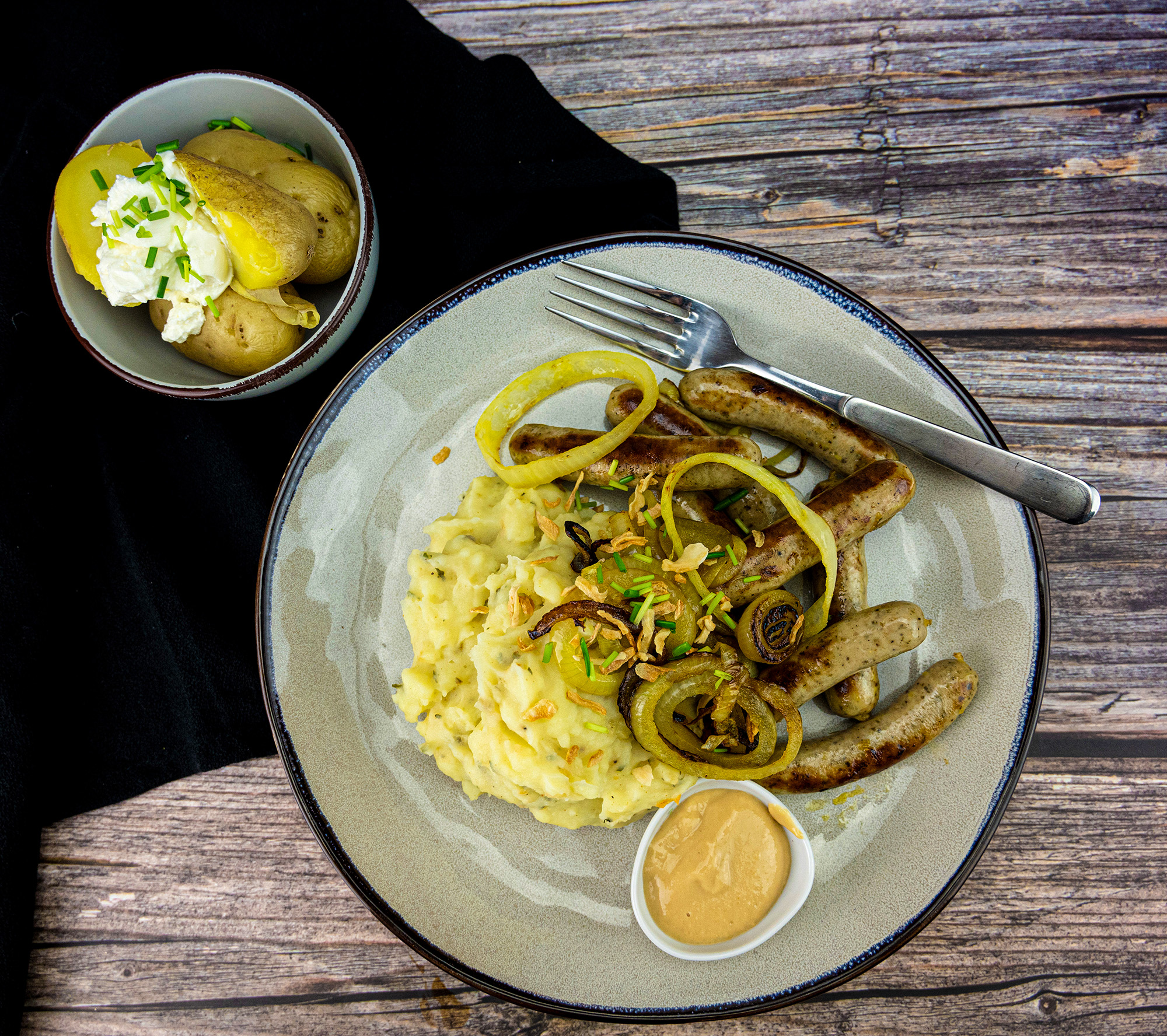 bratwuerstchen mit kartoffelbrei bratwuerstchen mit kartoffelbrei