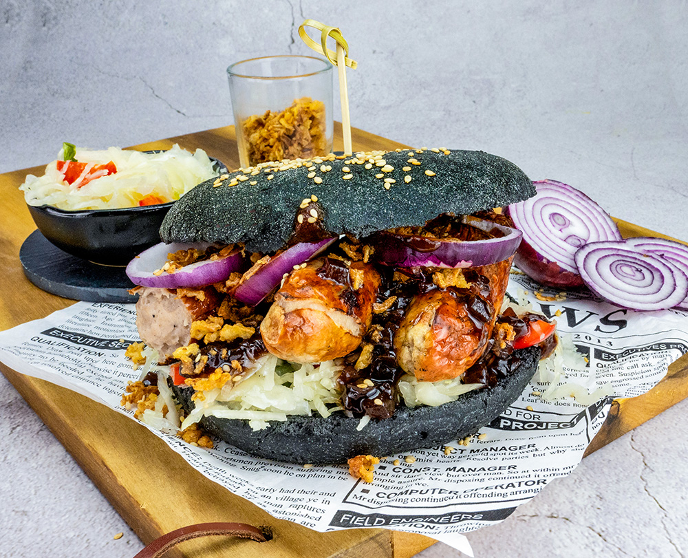 bratwurstburger mit black bun und sauerkraut Bratwurst Burger mit Sauerkraut