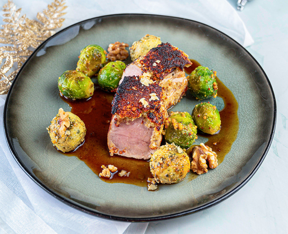 schweinefilet mit rosenkohl und klösschen Schweinefilet mit Walnuss-Senf-Kruste