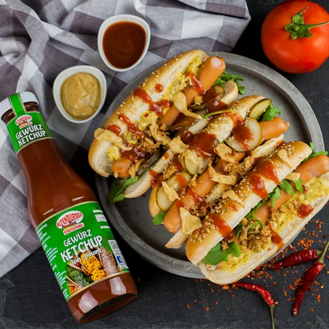 Gewürz Ketchup schmeck hervorragend zu Hot Dogs.