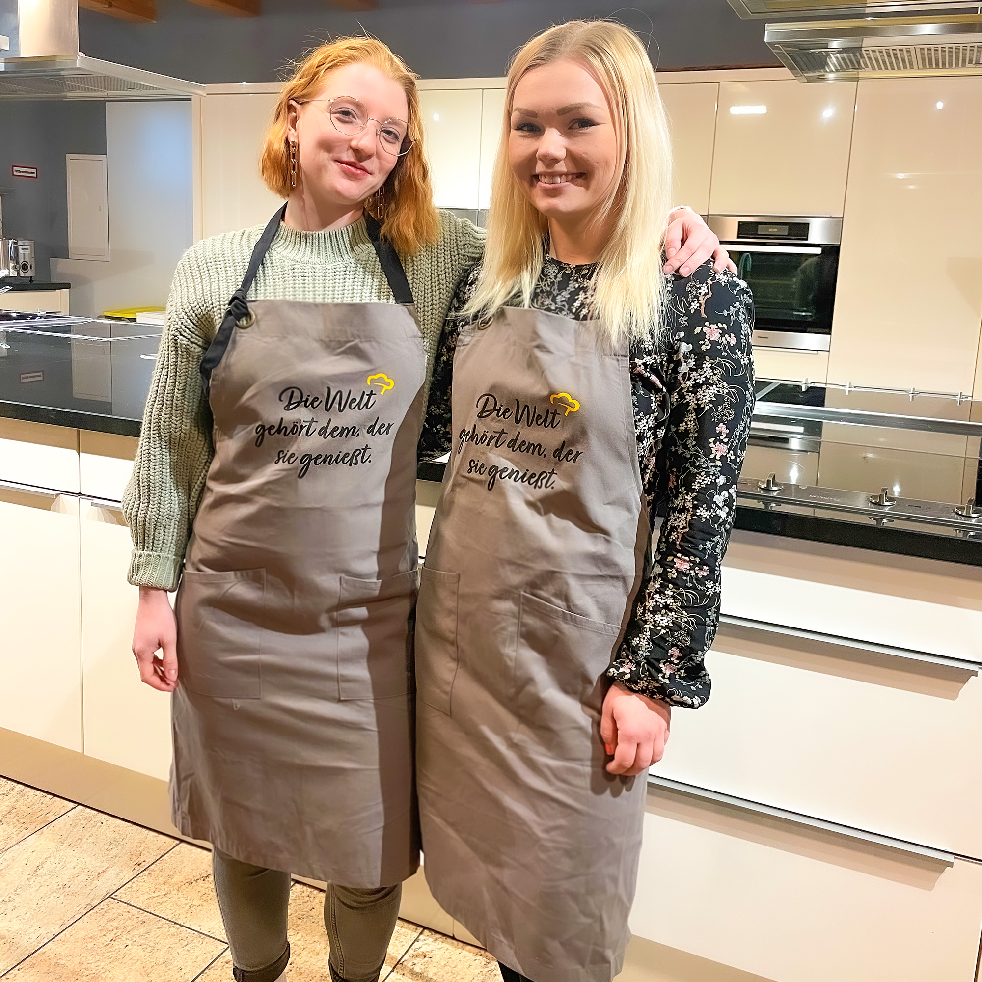 Kochschurze-Senfonie-2023_web Mit Kochschürze "Die Welt gehört dem, der sie genießt"