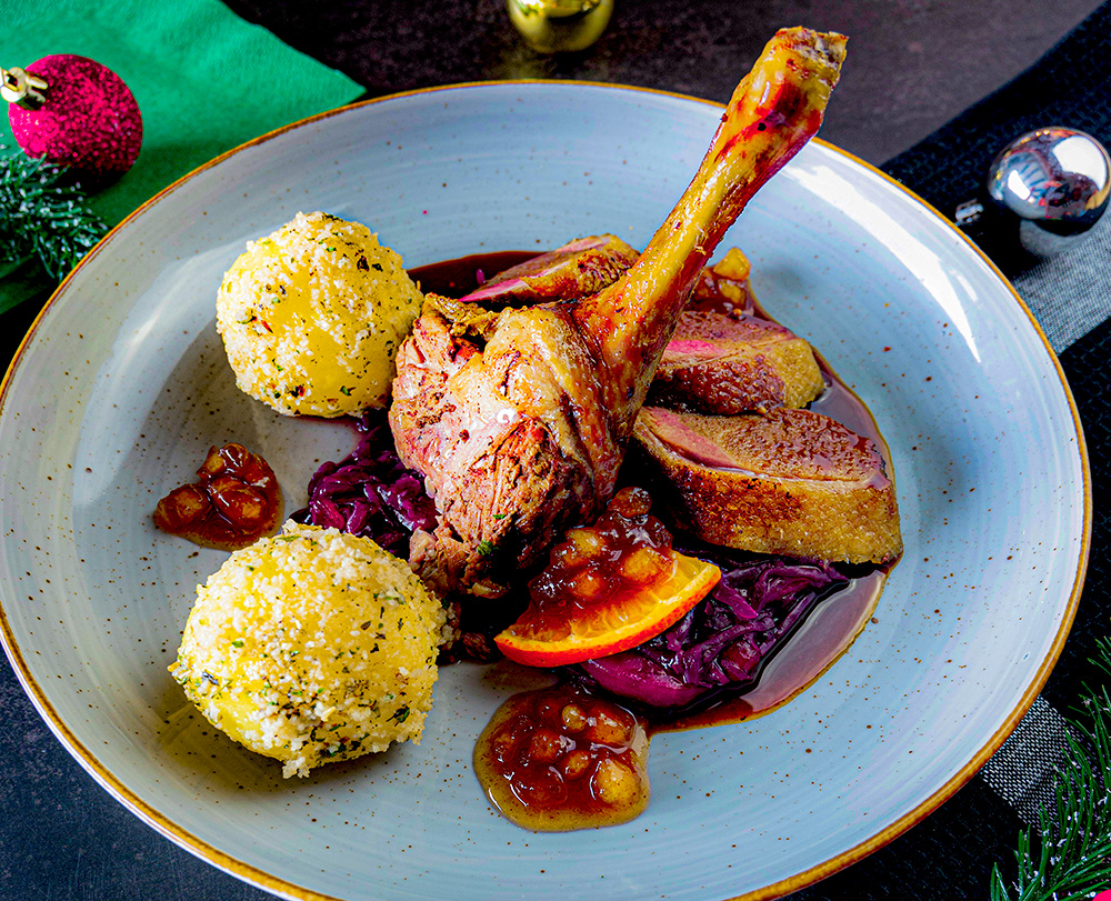 Entenbraten mit Klößen und Rotkohl