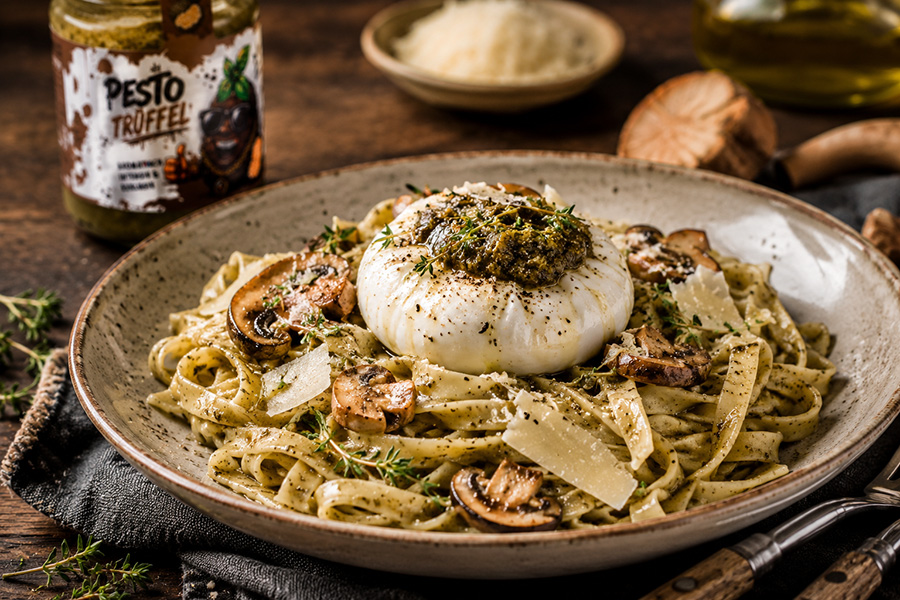 Cremige Trüffel-Pasta mit Pesto Trüffel, Steinpilzen und Burrata