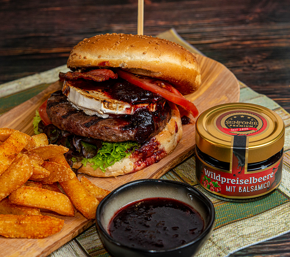 burger mit ziegenkaese und wildpreiselbeer sauce burger mit ziegenkaese und wildpreiselbeer sauce