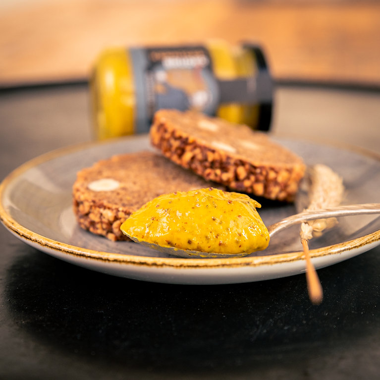 Körniger Senf mit Gewürzen und Senföl