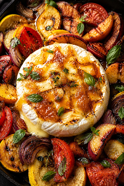 Grill-Camembert mit Pfirsichen & Sommer-Gemüse
