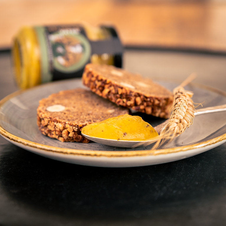 Kraft-Opa-Senf-mit-Brot Mittelscharfer Senf mit Gewürzen Kraft Opa Senf