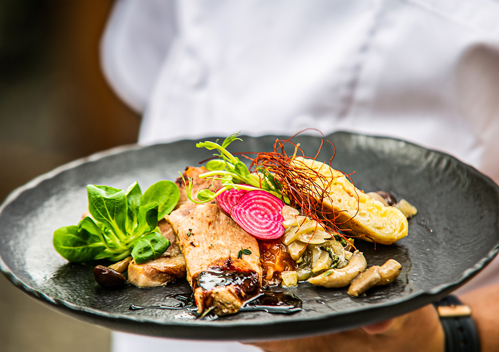 hochwertig zubereitetes fleisch auf schieferteller hochwertig zubereites fleisch auf schieferteller