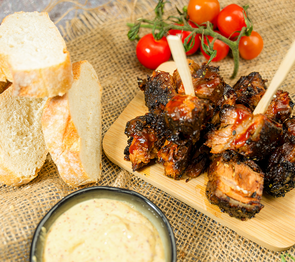 Gegrilltes Fleisch mit Senf und Brot Gegrilltes Fleisch mit Senf und Brot
