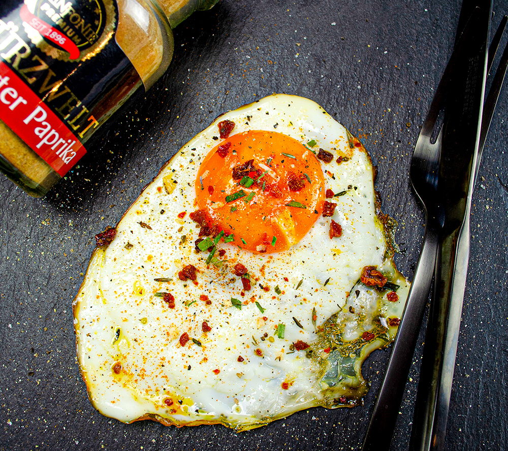 paprika auf spiegelei paprika auf spiegelei