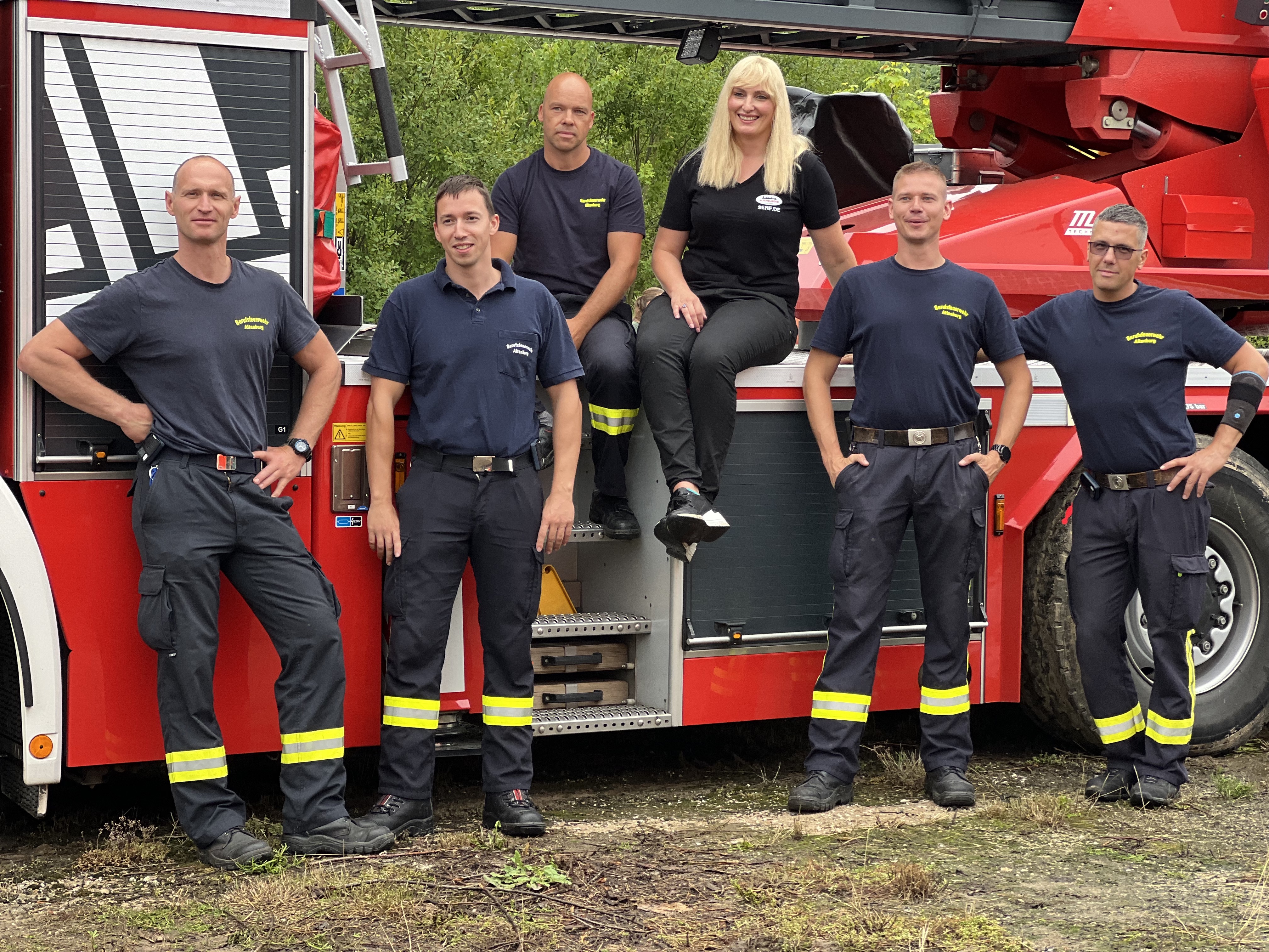 Gruppenfoto: Frau Jungbeck-Ucar inmitten der Feuerwehrmänner